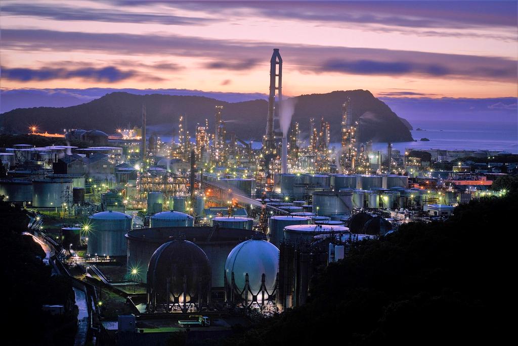 Industrial equipment with AI analytics overlay